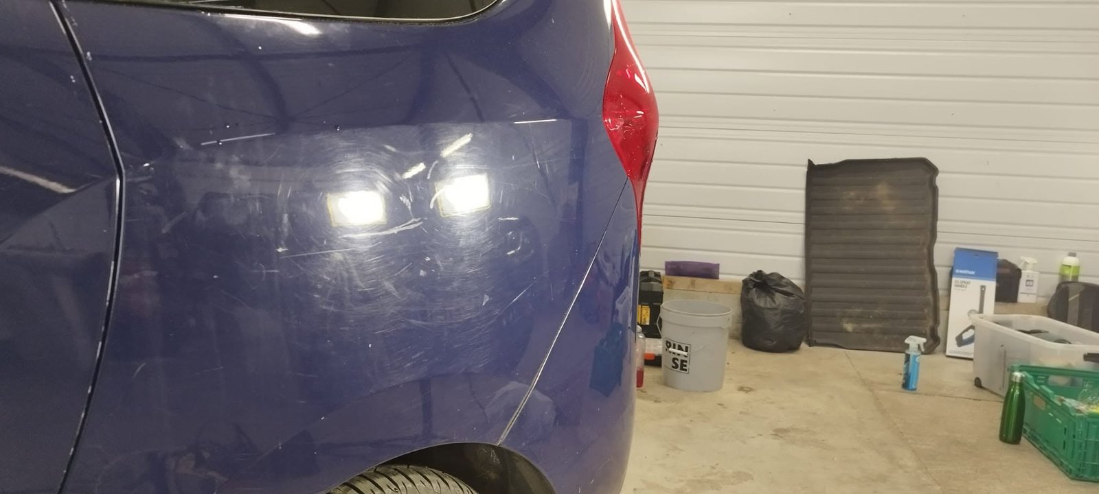 Aile arrière d'un Dacia Lodgy avant polissage, micro-rayures et traces de lavage visibles