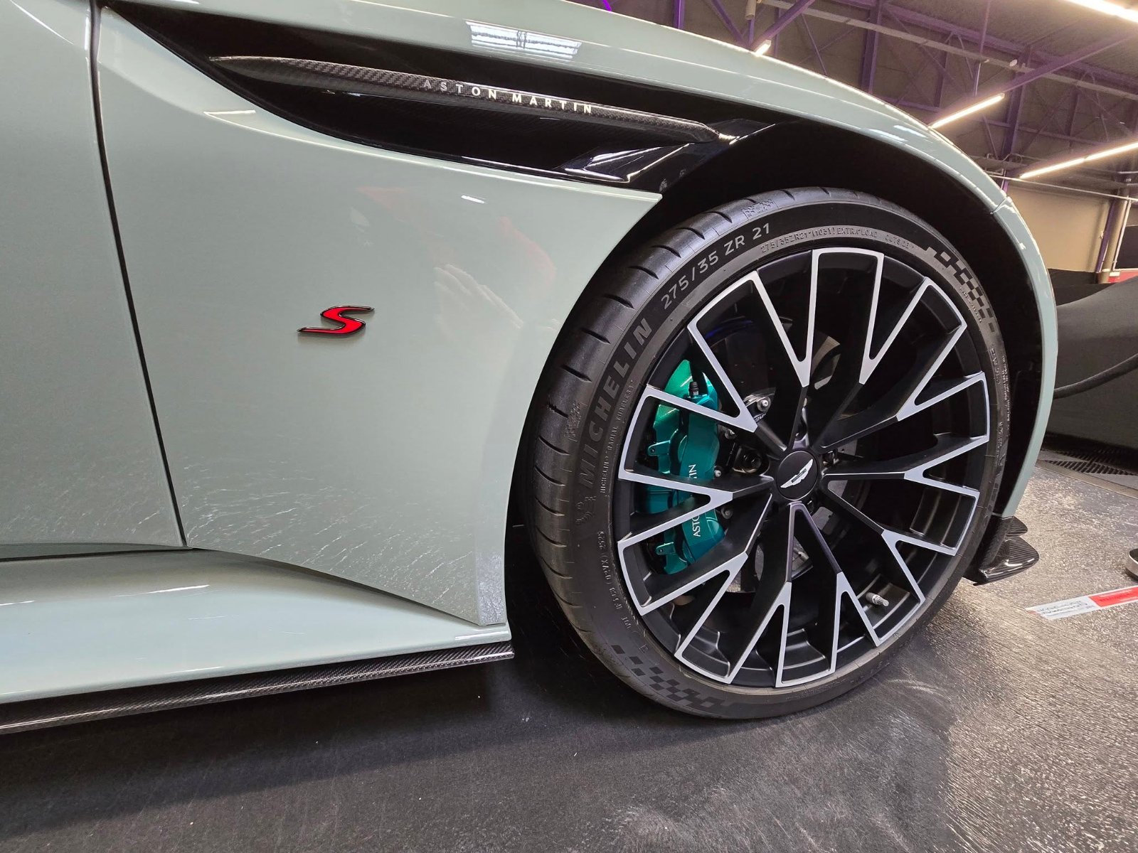 Aston Martin après préparation esthétique : jante et étrier